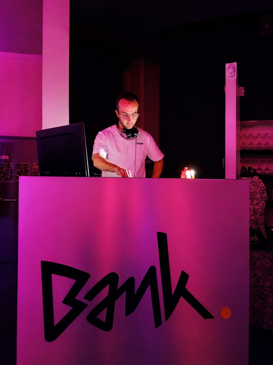 DJ Coquancellara en un bar restaurante