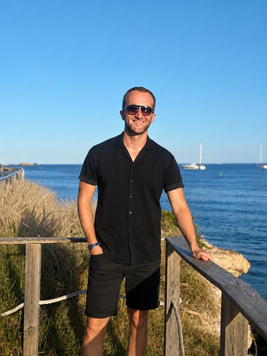 DJ Coquancellara aux platines &agrave; Ibiza